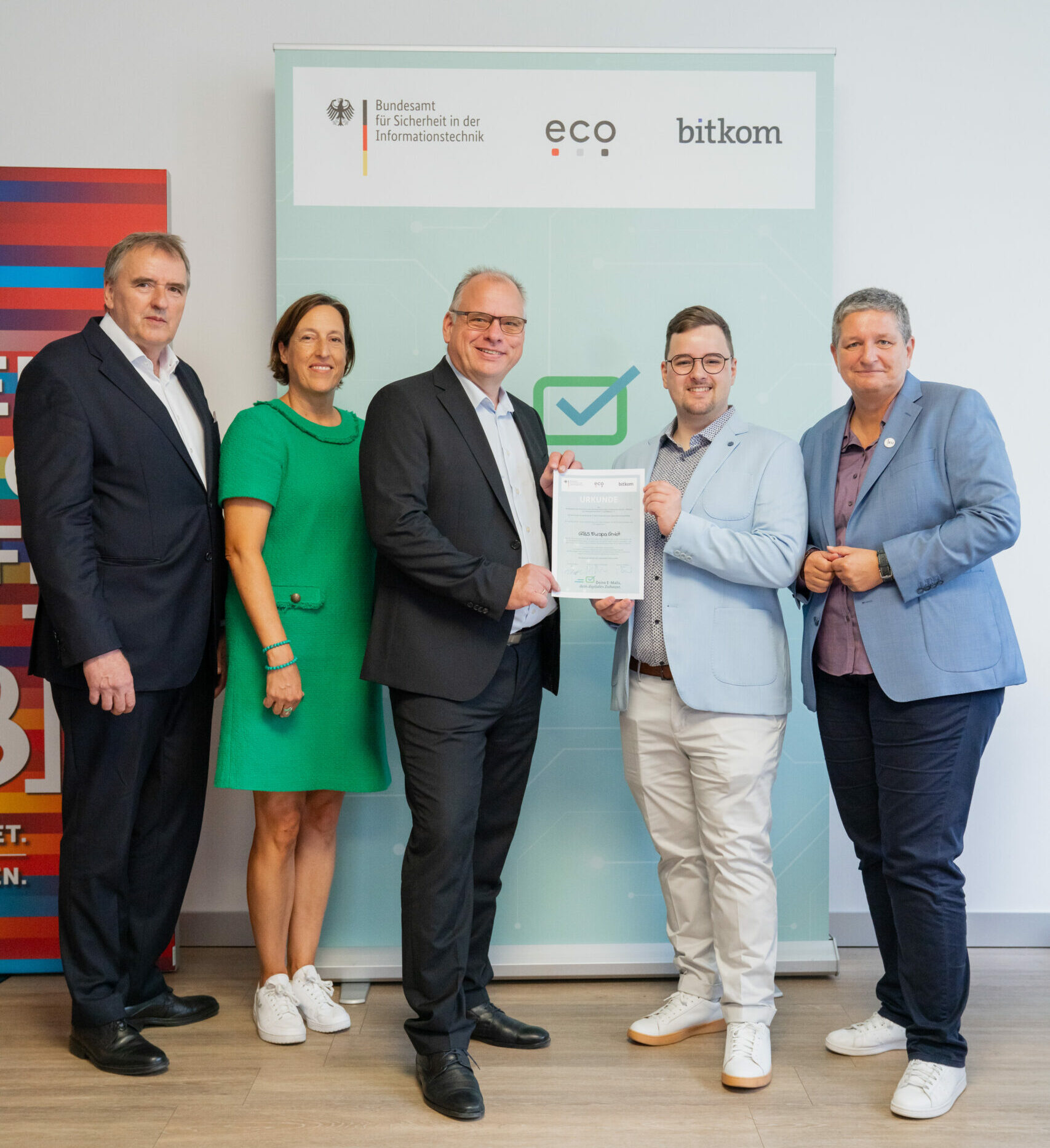Dirk Bahr und Tim Schaffhauser von GBS nehmen die Urkunde für die Aufnahme in die BSI Hall of Fame entgegen – Preisübergabe mit Prof. Norbert Pohlmann, Susanne Dehmel und BSI-Präsidentin Claudia Plattner.