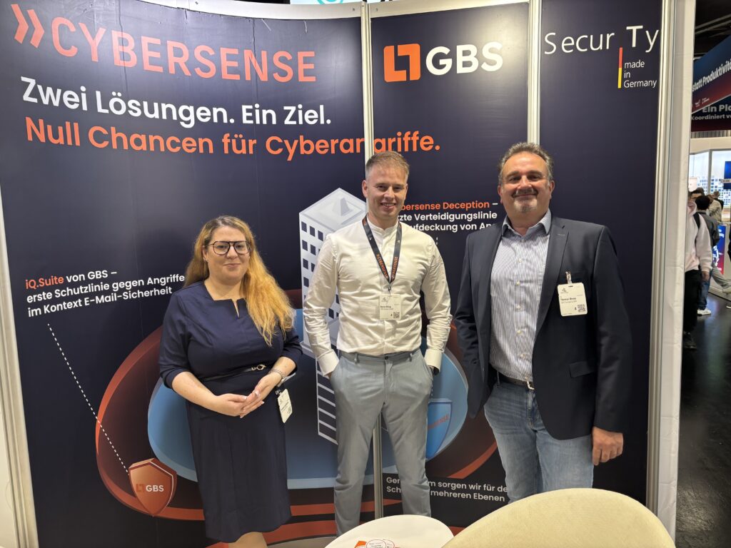 Das GBS Messeteam auf der it-sa: Vanessa Du Bellier, Kevin Elling und Dr. Thomas Bruse am Stand von GBS Europa GmbH.