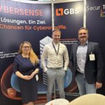 Das GBS Messeteam auf der it-sa: Vanessa Du Bellier, Kevin Elling und Dr. Thomas Bruse am Stand von GBS Europa GmbH.
