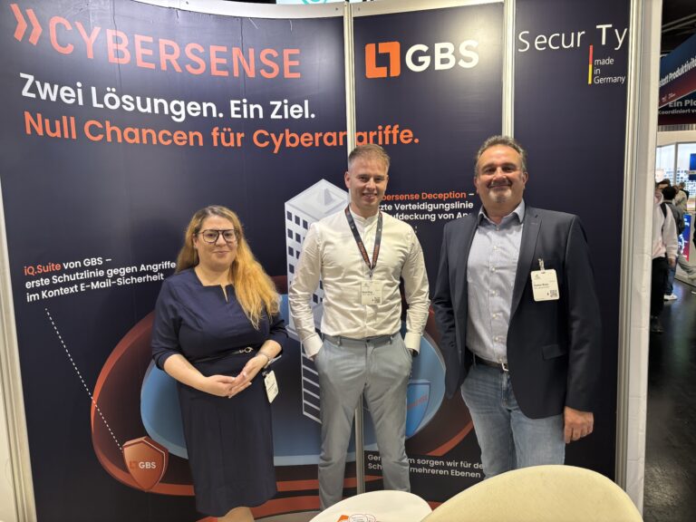Das GBS Messeteam auf der it-sa: Vanessa Du Bellier, Kevin Elling und Dr. Thomas Bruse am Stand von GBS Europa GmbH.