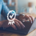 Person am Laptop mit digitalen Zertifizierungs-Icons – GBS Europa GmbH ISO-Rezertifizierung 2026