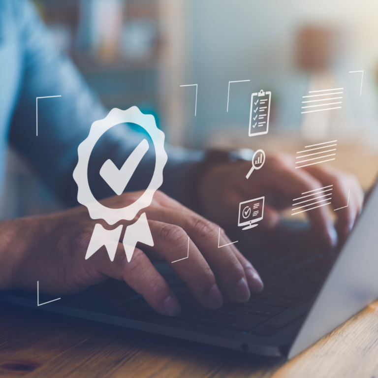 Person am Laptop mit digitalen Zertifizierungs-Icons – GBS Europa GmbH ISO-Rezertifizierung 2026