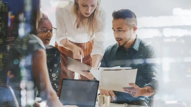 Karriere bei GBS Europa – Mitarbeitende im modernen Büro